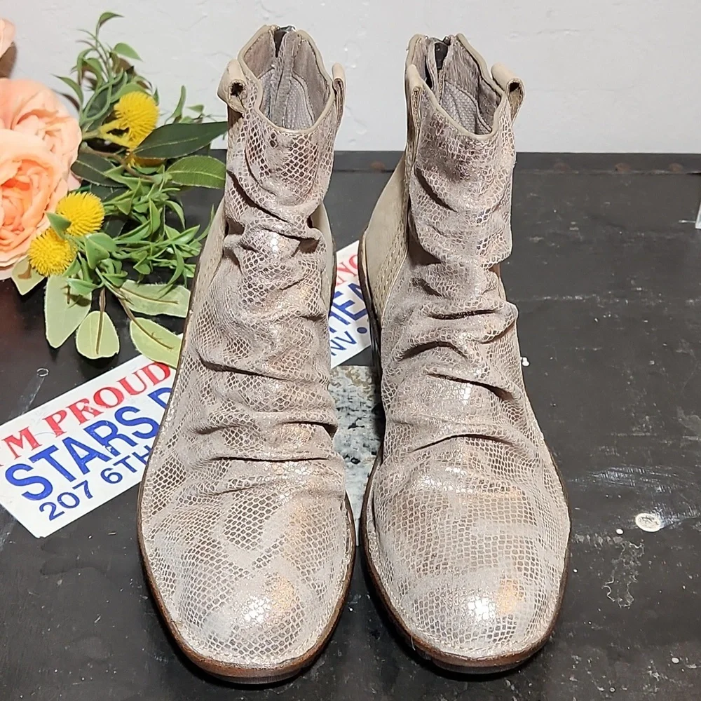 BIONICA Womens Destiney Stone Gold Reptile Embossed Wedge 8.5M Nwot